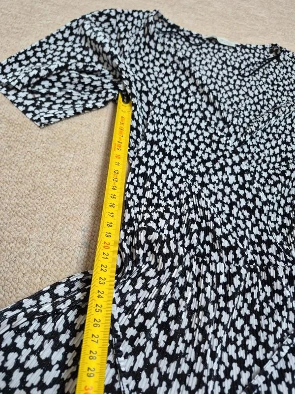 Pull&Bear Mono corto Y2K con motivo blanco y negro talla M – photo 10